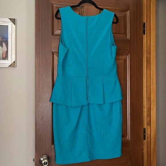 Sleek Teal Peplum Dress with Gold Detail - Picture 5 of 7